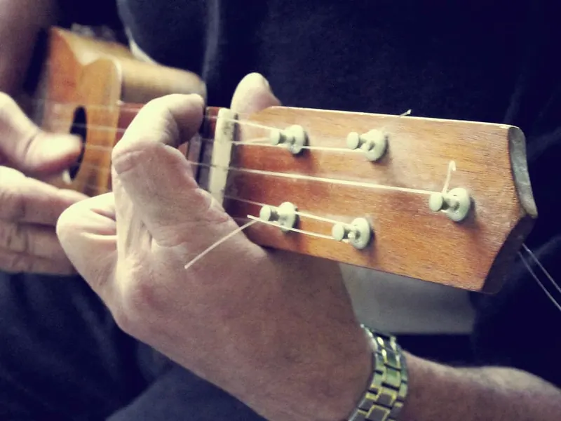 Tocando el timple canario, instrumento por antonomasia de las islas