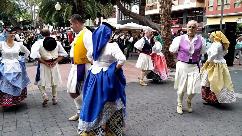 Parejas bailando la malagueña canaria
