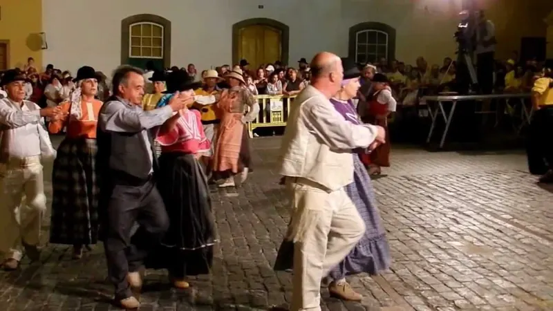 Parejas bailando la malagueña canaria