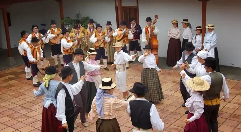 Parejas bailando la malagueña tradicional canaria