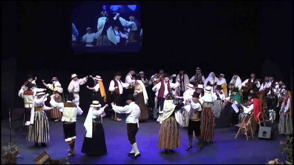 Malagueña canaria danced in chorus